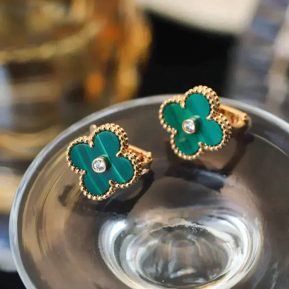 13311681244773045_460dea91-8c5e-4c1a-a473-84883b02f755.webp CLOVER MEDIUM 1 MOTIFS MALACHITE DIAMOND EARRINGS - Rose Gold - Image 1