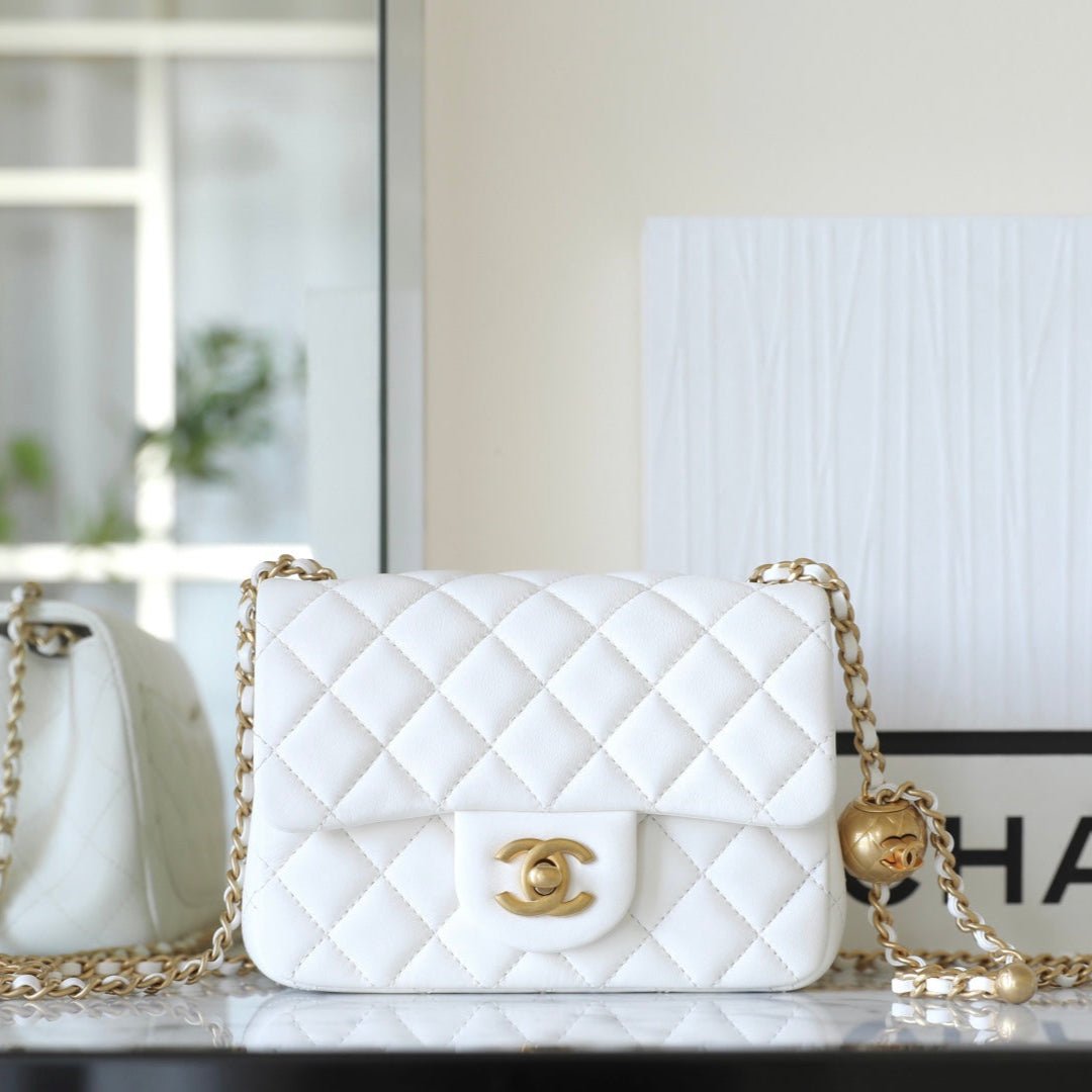 20230912_i1694490137_1862_2_jpg_3b7a1915-47ec-493c-87a7-5b045a25ab73 CHANEL 25S FLAP BAG 18 CM IN WHITE LAMBSKIN WITH GOLD HARDWARE - Image 1