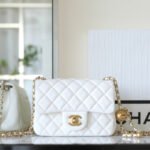 CHANEL 25S FLAP BAG 18 CM IN WHITE LAMBSKIN WITH GOLD HARDWARE - Image 10
