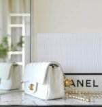 CHANEL 25S FLAP BAG 18 CM IN WHITE LAMBSKIN WITH GOLD HARDWARE - Image 2