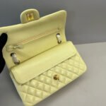 25C FLAP BAG 25 IN YELLOW QUILTED LAMBSKIN GOLD HARDWARE - Image 4