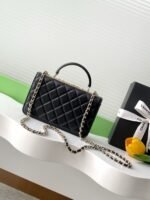 CC FLAP BAG 19 IN BLACK CALFSKIN GOLD HARDWARE - Image 17