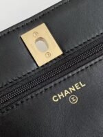CC FLAP BAG 19 IN BLACK CALFSKIN GOLD HARDWARE - Image 13