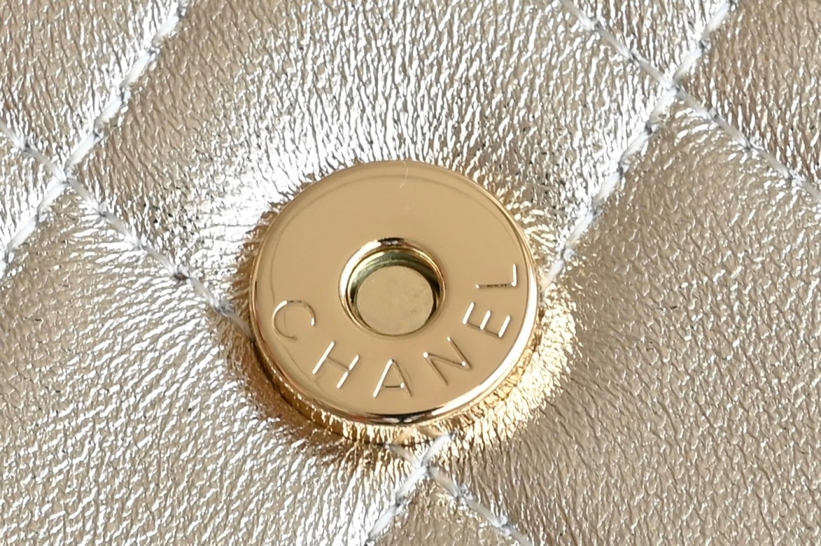 CHANEL 25S KELLY 18 CM IN GOLD LAMBSKIN - Image 16