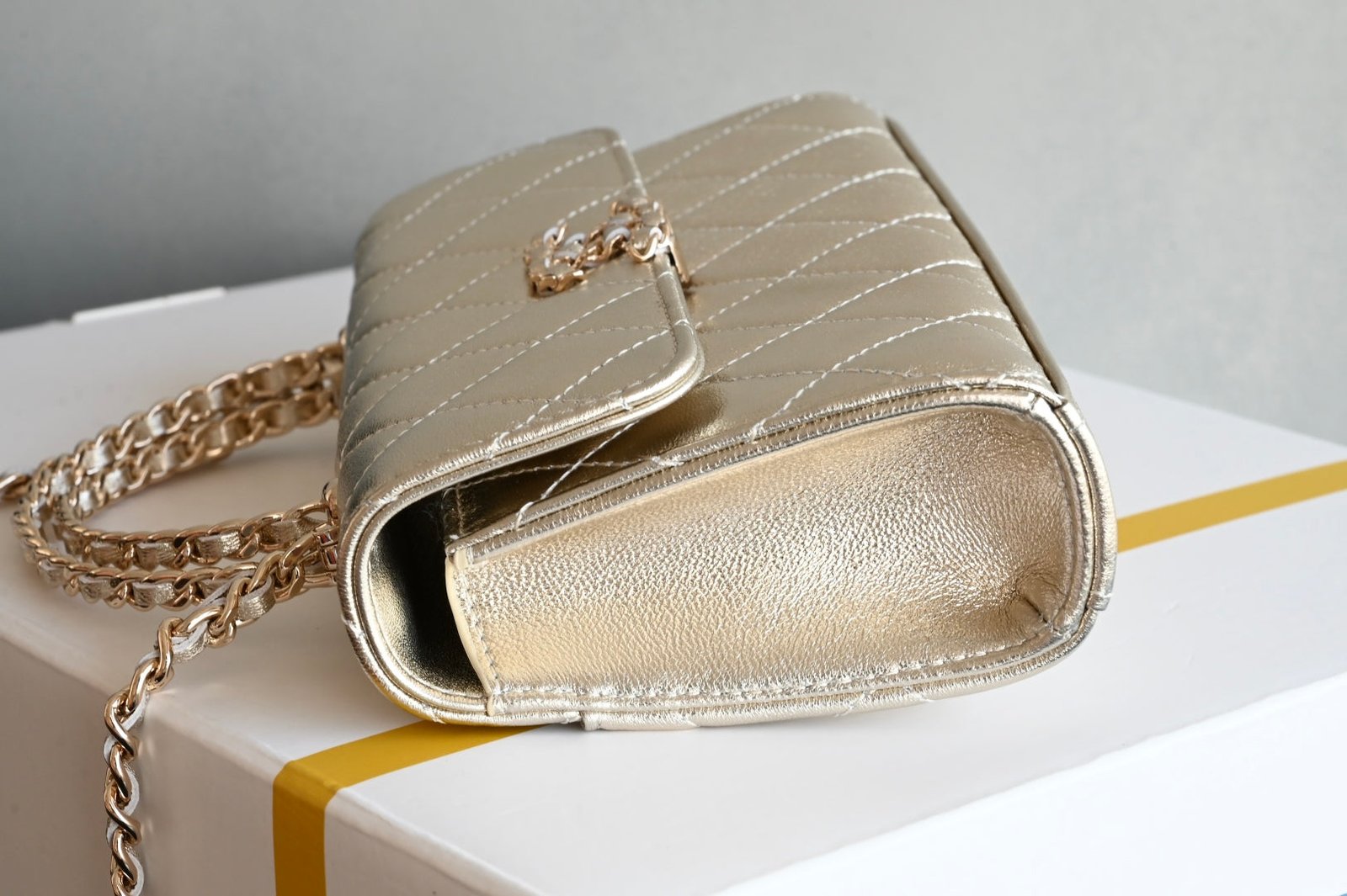 CHANEL 25S KELLY 18 CM IN GOLD LAMBSKIN - Image 14