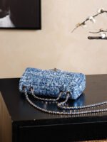 CHANEL 25S FLAP BAG 21 CM IN BLUE SEQUINED TWEED WITH GOLD HARDWARE - Image 5