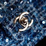 CHANEL 25S FLAP BAG 21 CM IN BLUE SEQUINED TWEED WITH GOLD HARDWARE - Image 6