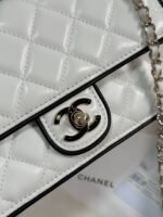 QUILTED FLAP BAG WITH BLACK TRIM 19 IN WHITE LAMBSKIN - Image 3