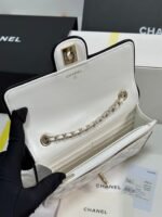 QUILTED FLAP BAG WITH BLACK TRIM 19 IN WHITE LAMBSKIN - Image 6