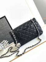 CC SMALL 20 FLAP BAG IN BLACK CALFSKIN - Image 2