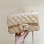 CHANEL 25S FLAP BAG 20 CM IN LIGHT BEIGE LAMBSKIN WITH GOLD HARDWARE - Image 10