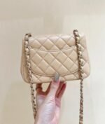 CHANEL 25S FLAP BAG 17 CM IN LIGHT BEIGE LAMBSKIN WITH GOLD HARDWARE - Image 6
