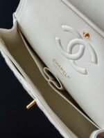 CHANEL 25S CLASSIC FLAP BAG 25 CM IN WHITE LAMBSKIN WITH GOLD HARDWARE - Image 15
