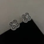 CLOVER MINI DIAMOND STUD EARRINGS - Silver