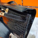 KELLY CUT 31 IN BLACK SHINY ALLIGATOR LEATHER WITH GOLD HARDWARE - Image 6