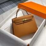KELLY 28CM IN GOLD EPSOM CALFSKIN GOLD HARDWARE - Image 10