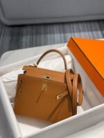 KELLY 28CM IN GOLD EPSOM CALFSKIN GOLD HARDWARE - Image 3