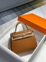 KELLY 28CM IN GOLD EPSOM CALFSKIN GOLD HARDWARE - Image 2