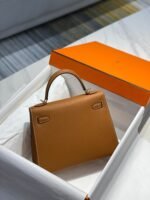 KELLY 28CM IN GOLD EPSOM CALFSKIN GOLD HARDWARE - Image 15