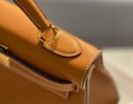KELLY 28CM IN GOLD EPSOM CALFSKIN GOLD HARDWARE - Image 8