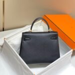 KELLY 28CM IN NOIR EPSOM CALFSKIN GOLD HARDWARE - Image 12