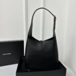 LE 5 À 7 HANDBAG 22 IN BLACK CALFSKIN - Image 13