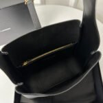 LE 5 À 7 HANDBAG 22 IN BLACK CALFSKIN - Image 16
