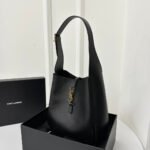 LE 5 À 7 HANDBAG 22 IN BLACK CALFSKIN - Image 12