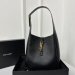 LE 5 À 7 HANDBAG 22 IN BLACK CALFSKIN - Image 11