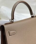 KELLY 28CM IN ETOUPE EPSOM CALFSKIN SLIVER HARDWARE - Image 13