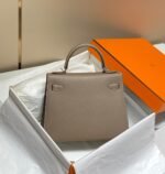 KELLY 28CM IN ETOUPE EPSOM CALFSKIN SLIVER HARDWARE - Image 12