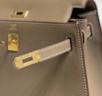 KELLY 25CM IN ETOUPE EPSOM CALFSKIN GOLD HARDWARE - Image 14