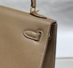 KELLY 25CM IN ETOUPE EPSOM CALFSKIN GOLD HARDWARE - Image 15