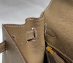 KELLY 25CM IN ETOUPE EPSOM CALFSKIN GOLD HARDWARE - Image 16