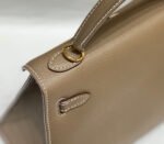 KELLY 25CM IN ETOUPE EPSOM CALFSKIN GOLD HARDWARE - Image 18