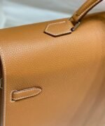 KELLY DEPECHES 38 BRIEFCASE IN GOLD TOGO CALFSKIN SILVER HARDWARE - Image 13