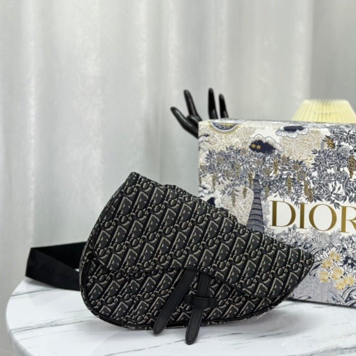 20230603_i1685762298_8157_0_jpg SADDLE 28 BAG IN BLACK OBLIQUE JACQUARD - Image 1