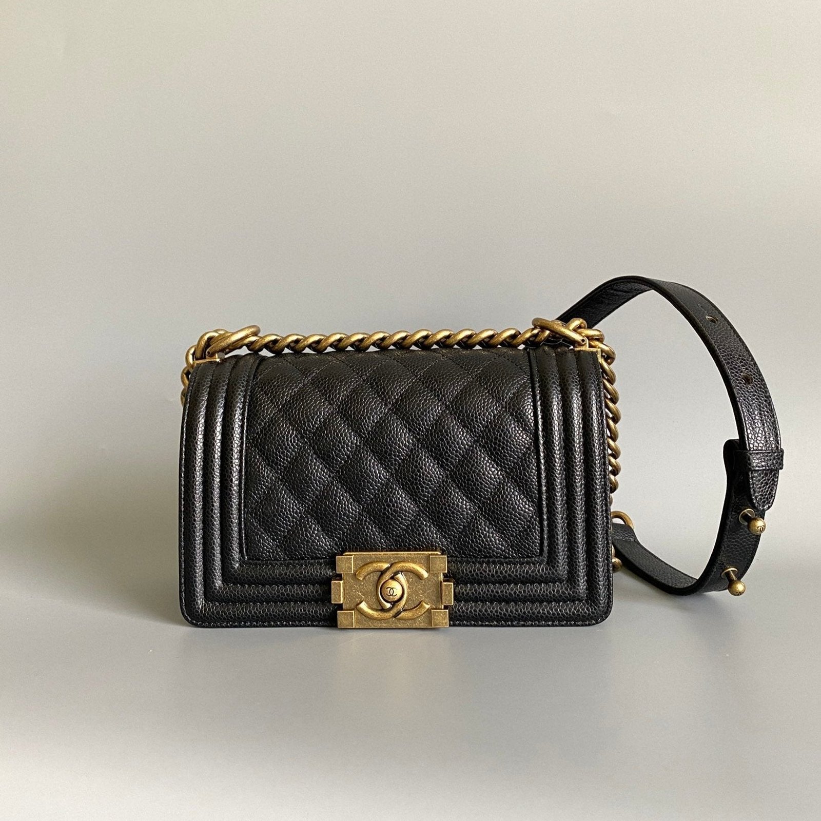 20230810_i1691670320_9064_0_jpg SMALL BOY BAG 20 IN BLACK LAMBSKIN GOLD HARDWARE - Image 1