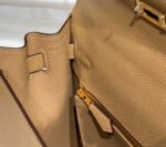 KELLY 28CM IN CHAI EPSOM CALFSKIN GOLD HARDWARE - Image 16