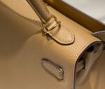 KELLY 28CM IN CHAI EPSOM CALFSKIN GOLD HARDWARE - Image 17