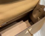 KELLY 28CM IN CHAI EPSOM CALFSKIN GOLD HARDWARE - Image 9