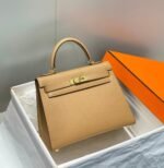 KELLY 28CM IN CHAI EPSOM CALFSKIN GOLD HARDWARE - Image 10