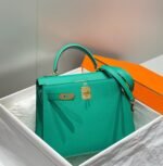 KELLY 28CM IN VERT VERTIGO EPSOM CALFSKIN GOLD HARDWARE - Image 13