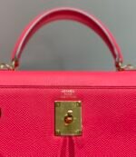 KELLY 28CM IN ROSE TYRIEN SWIFT CALFSKIN GOLD HARDWARE - Image 9