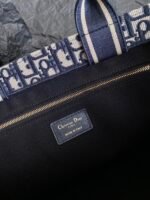 MEDIUM BOOK TOTE 36 BLUE OBLIQUE EMBROIDERY - Image 18