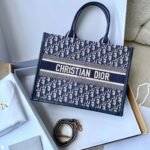 MEDIUM BOOK TOTE 36 BLUE OBLIQUE EMBROIDERY - Image 10