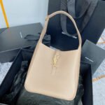 LE 5 À 7 SMALL SUPPLE 23 IN BEIGE LAMBSKIN GOLD BUCKLE - Image 10