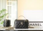 CHANEL 25S VANITY BAG 17 CM IN BLACK LAMBSKIN WITH PEARL STRAP - Image 2