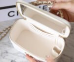 CHANEL 25S VANITY BAG 17 CM IN WHITE LAMBSKIN WITH PEARL STRAP - Image 18