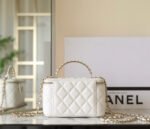 CHANEL 25S VANITY BAG 17 CM IN WHITE LAMBSKIN WITH PEARL STRAP - Image 5